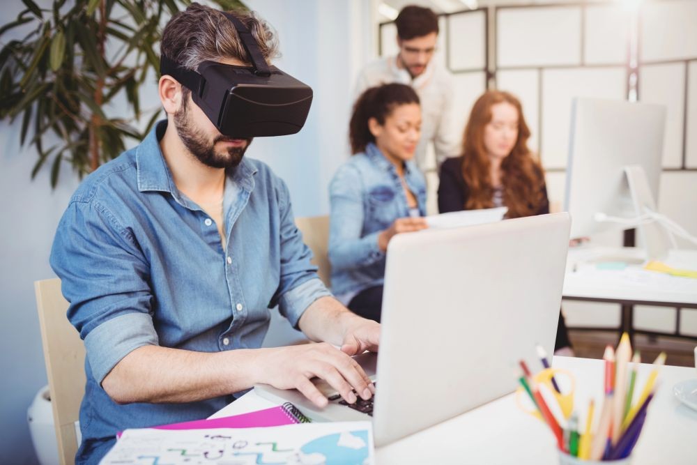 Neue Technik fördert nicht nur Effizienz. Sie ist auch Indiz für einen attraktiven Arbeitgeber. Abbildung: Wavebreakmedia, Depositphotos