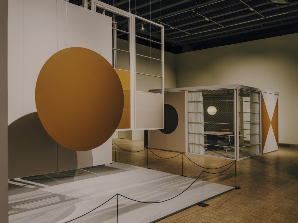In Halle 10.2 finden Besucher die kuratierte Sonderausstellung zum Eames Pavilion System. Abbildung: Salva Lopez, 2026 Eames Office, LLC. 2026 Kettal, SL