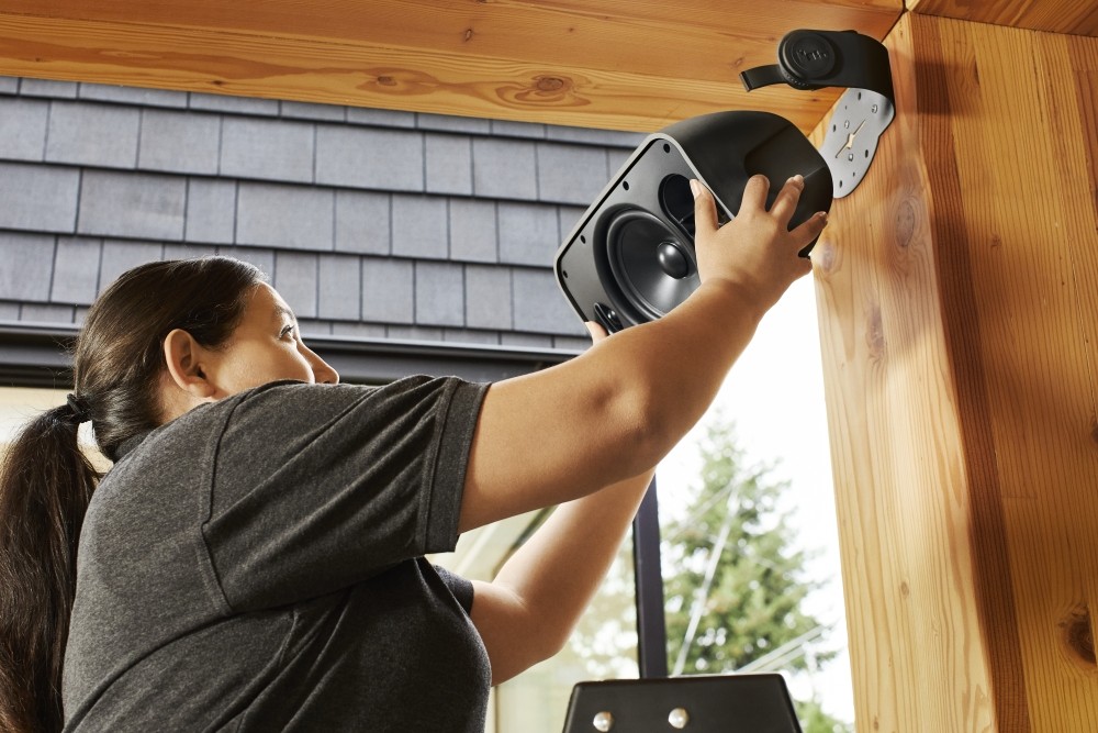 Der passende Sound am Arbeitsplatz kann sich sehr positiv auf die Performance der Mitarbeitenden auswirken. Abbildung: Sonos, Leahverwey.com